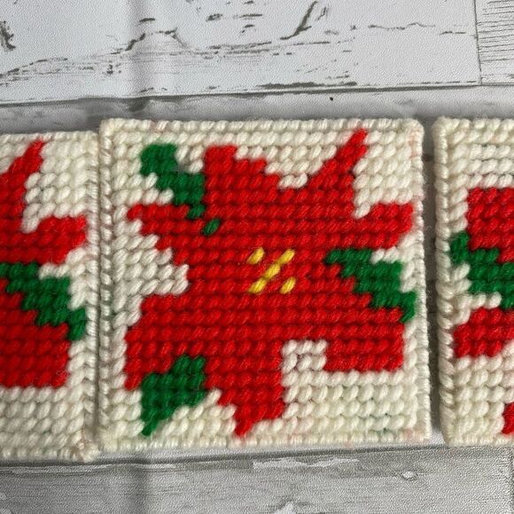 Vtg Set 4 Plastic Canvas Yarn Poinsettia COASTERS Red Green Christmas Handmade - Picture 5 of 7